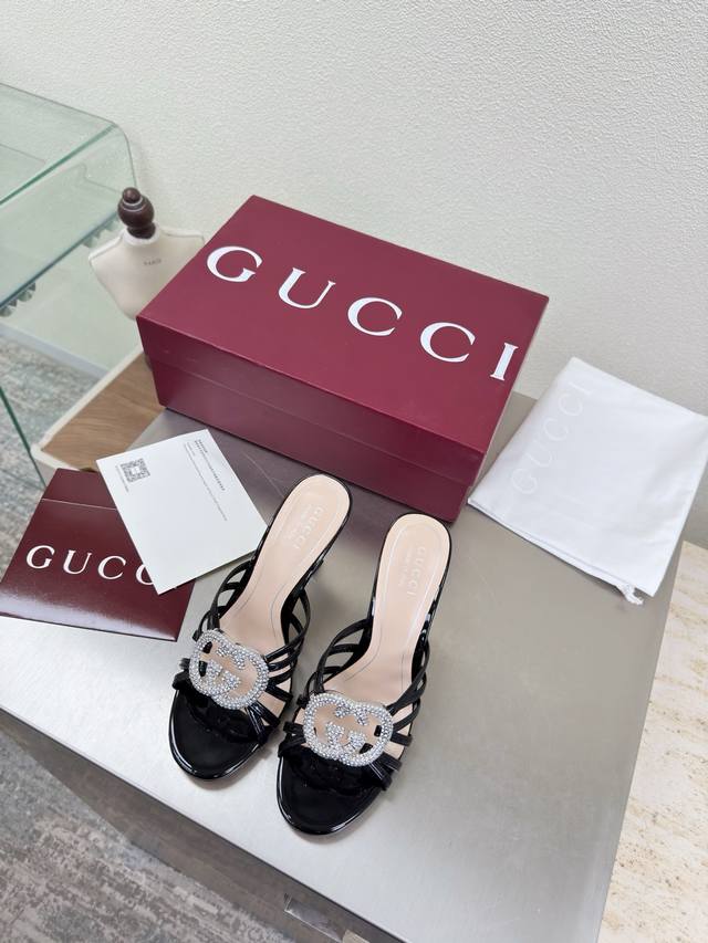 双G钻扣 中跟 经典 条带拖鞋 Gucci 双G Logo 经典马鞍扣 酒红色 小牛漆皮 Logo 橡胶大底190 时尚的品牌Logo持加，具有超辨高识度各品大