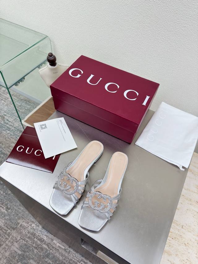 双G钻扣 平底经典 条带拖鞋 Gucci 双G Logo 经典马鞍扣 银色 小牛漆皮 Logo 橡胶大底190 时尚的品牌Logo持加，具有超辨高识度各品大争牌