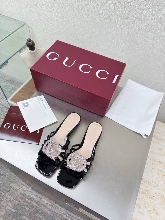 双G钻扣 平底经典 条带拖鞋 Gucci 双G Logo 经典马鞍扣 黑色 小牛漆皮 Logo 橡胶大底190 时尚的品牌Logo持加，具有超辨高识度各品大争牌