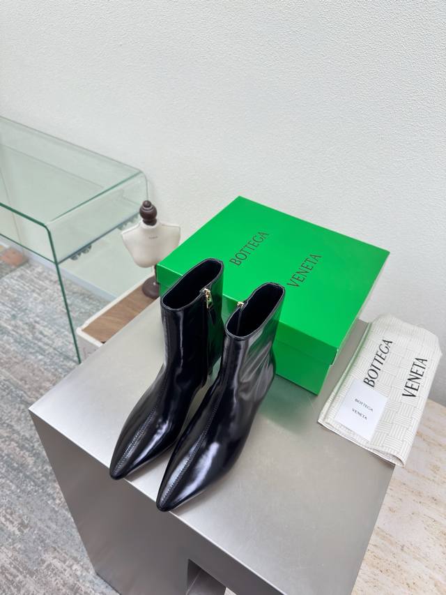 Bv 女士 Sofia 舒适踝靴 小牛油皮 7Cm跟高 手工编织后鞋口装饰 超软超舒适 黑色 牛油皮 家族元素 编织系列 高版本 小圆头 通勤必备 Bv早秋系列