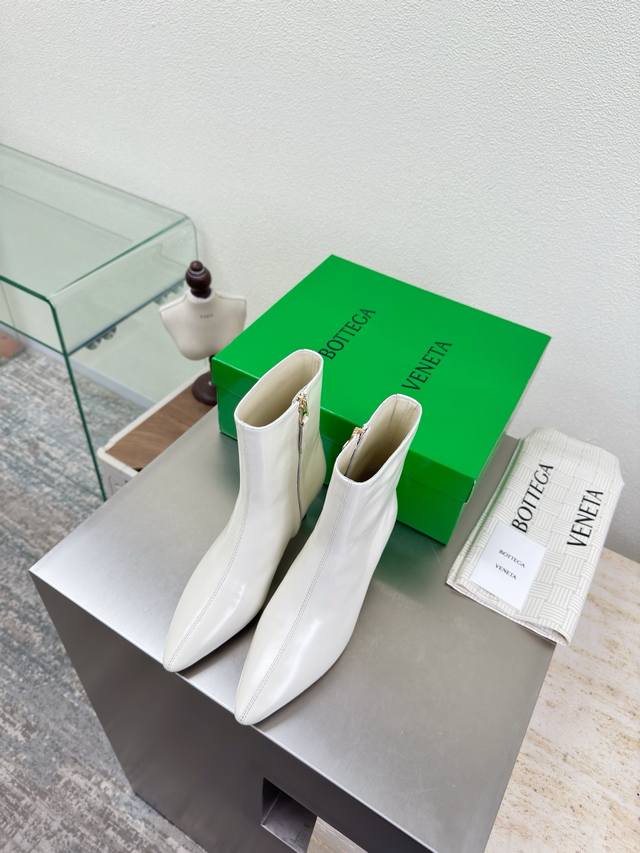Bv 女士 Sofia 舒适踝靴 小牛油皮 7Cm跟高 手工编织后鞋口装饰 超软超舒适 白色 牛油皮 家族元素 编织系列 高版本 小圆头 通勤必备 Bv早秋系列