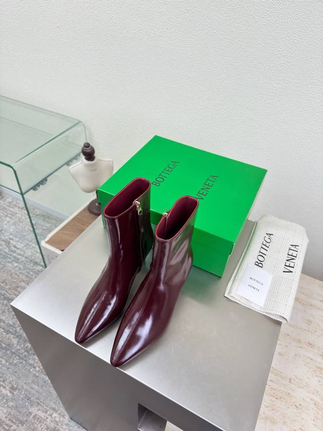 Bv 女士 Sofia 舒适踝靴 小牛油皮 7Cm跟高 手工编织后鞋口装饰 超软超舒适 酒红色 牛油皮 家族元素 编织系列 高版本 小圆头 通勤必备 Bv早秋系