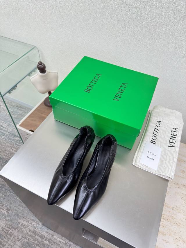 Bv 女士 Sofia 芭蕾舞鞋 皮革芭蕾舞鞋 黑色 牛油皮 家族元素 编织系列 高版本 小圆头 通勤必备 Bv早秋系列 都好美啊 优雅材质运用在鞋履上知性优雅