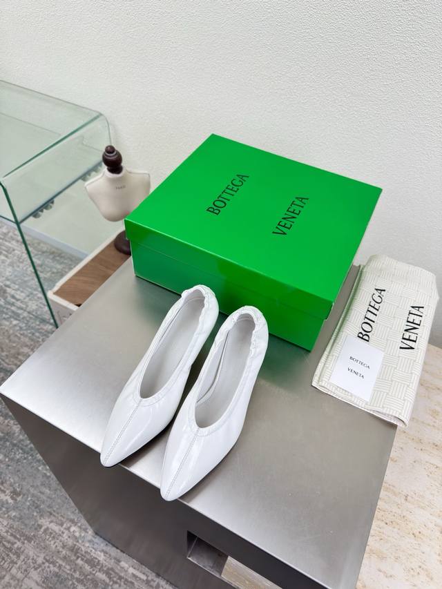 Bv 女士 Sofia 芭蕾舞鞋 皮革芭蕾舞鞋 白色牛油皮 家族元素 编织系列 高版本 小圆头 通勤必备 Bv早秋系列 都好美啊 优雅材质运用在鞋履上知性优雅干