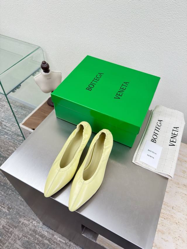 Bv 女士 Sofia 芭蕾舞鞋 皮革芭蕾舞鞋 鹅黄色 牛油皮 家族元素 编织系列 高版本 小圆头 通勤必备 Bv早秋系列 都好美啊 优雅材质运用在鞋履上知性优