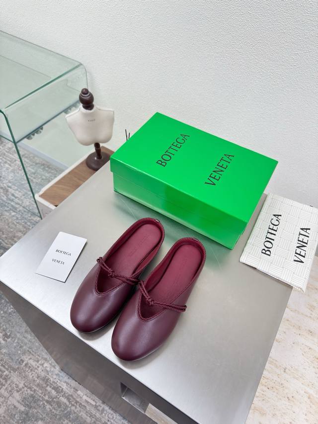 Bv 结绳玛丽珍拖鞋 漏脚趾的内敛Sex 高定配色 Bv Rosa 芭蕾舞鞋 酒红色 小羊皮 圆皮花边 镶嵌鞋口 单鞋系列 平底设计 柔软舒适 内置垫脚 云朵般