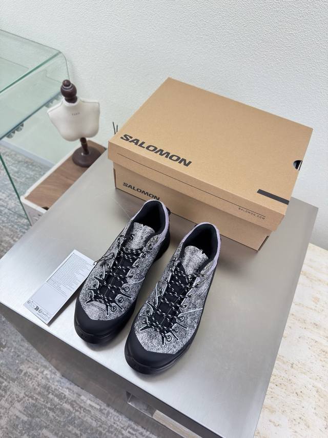 萨洛蒙 登山鞋 男女款 岩石系列单品 出厂 男款10 冰川色 正确鞋面：Grvl版本编织更加紧密、外侧的压胶也有防污防泼水的功效、透气性很好 鞋头和中足较宽、可