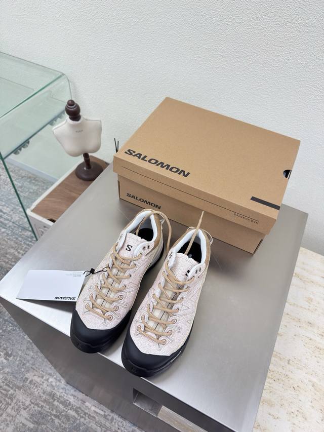 萨洛蒙 登山鞋 男女款 岩石系列单品 出厂 男款10 沙漠白 正确鞋面：Grvl版本编织更加紧密、外侧的压胶也有防污防泼水的功效、透气性很好 鞋头和中足较宽、可