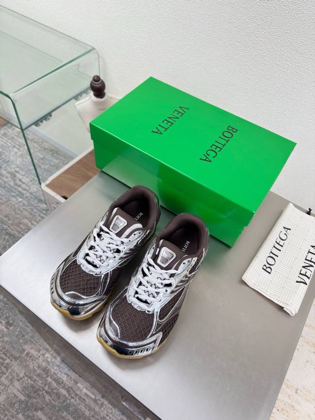 Bv Orbit运动鞋 王一博 同款 情侣款老爹鞋 Runner运动鞋，采用轻质科技网布面料。 搭配几何图案设计橡胶外底。 深咖啡 女款 男款320 王炸系列