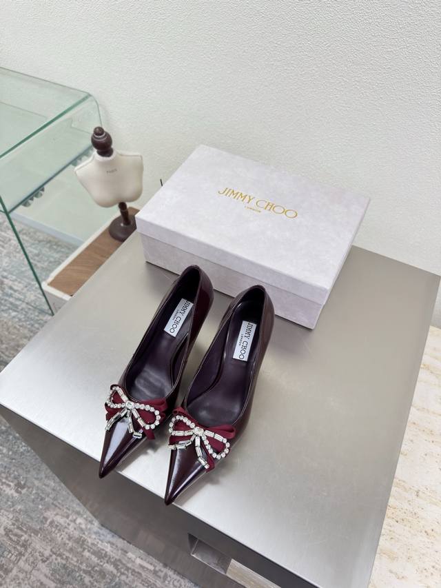 蝴蝶钻扣 配饰 单鞋 系列 Jimmychoo Collins Store 跟高 7Cm 深酒红小牛漆皮 Jimmy Choo 钻扣系列经典之作 最近好多宝宝来