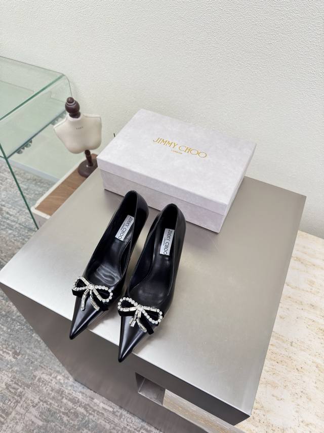 蝴蝶钻扣 配饰 单鞋 系列 Jimmychoo Collins Store 跟高 7Cm 黑色小牛漆皮 Jimmy Choo 钻扣系列经典之作 最近好多宝宝来到