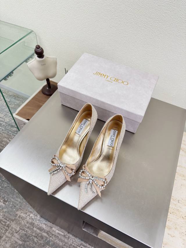 蝴蝶钻扣 配饰 单鞋 系列 Jimmychoo Collins Store 跟高 7Cm 金色亮片 Jimmy Choo 钻扣系列经典之作 最近好多宝宝来到Co
