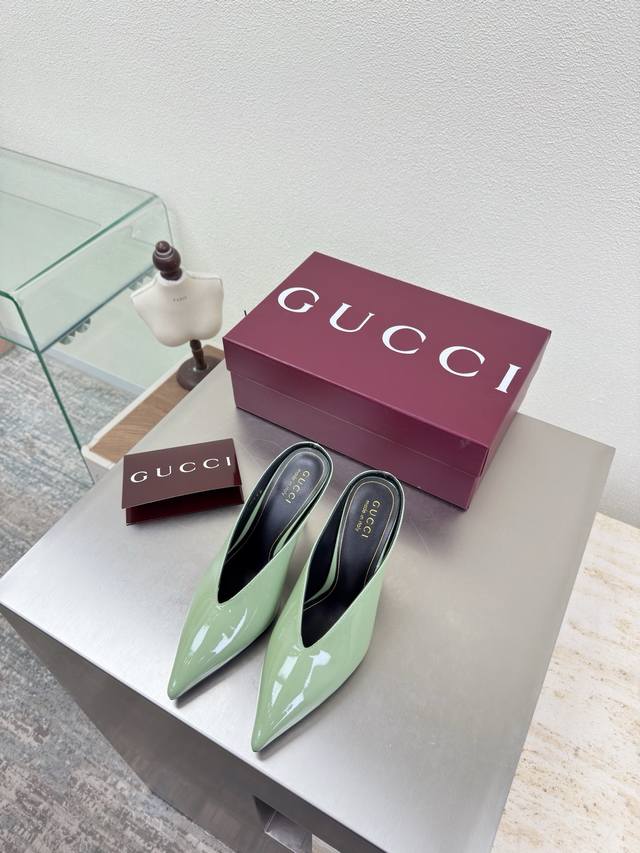 26高定Gucci深口尖头拖鞋 淡绿色 小牛漆皮 马鞍扣 新款Gucci 爆单品 鞋面采用原版水钻镶嵌 经典Logo 精美金色垫脚Logo 意大利进口真皮大底