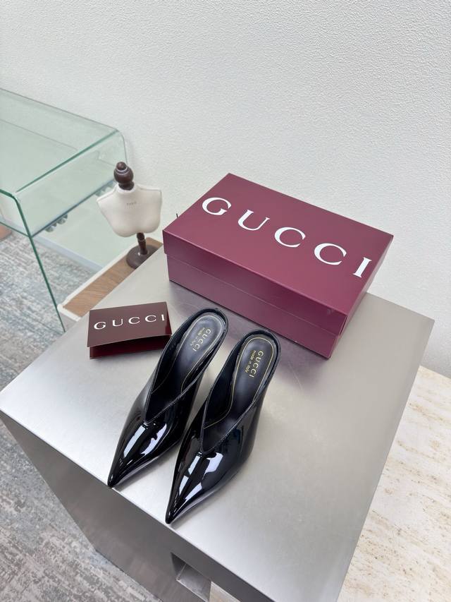 26高定Gucci深口尖头拖鞋 黑色小牛漆皮 马鞍扣 新款Gucci 爆单品 鞋面采用原版水钻镶嵌 经典Logo 精美金色垫脚Logo 意大利进口真皮大底 羊皮