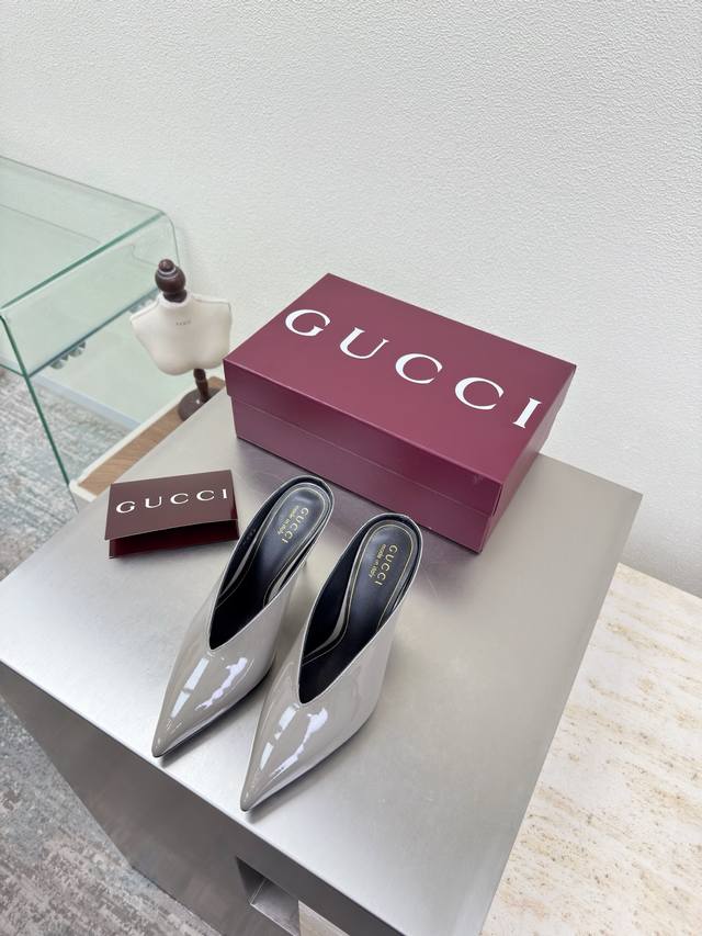 26高定Gucci深口尖头拖鞋 灰色 小牛漆皮 马鞍扣 新款Gucci 爆单品 鞋面采用原版水钻镶嵌 经典Logo 精美金色垫脚Logo 意大利进口真皮大底 羊