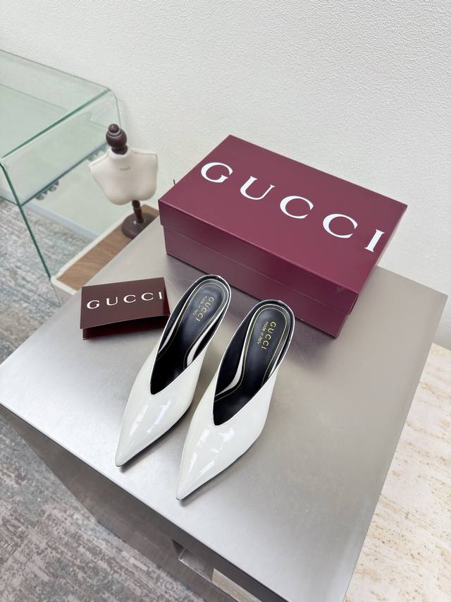 26高定Gucci深口尖头拖鞋 白色 小牛漆皮 马鞍扣 新款Gucci 爆单品 鞋面采用原版水钻镶嵌 经典Logo 精美金色垫脚Logo 意大利进口真皮大底 羊