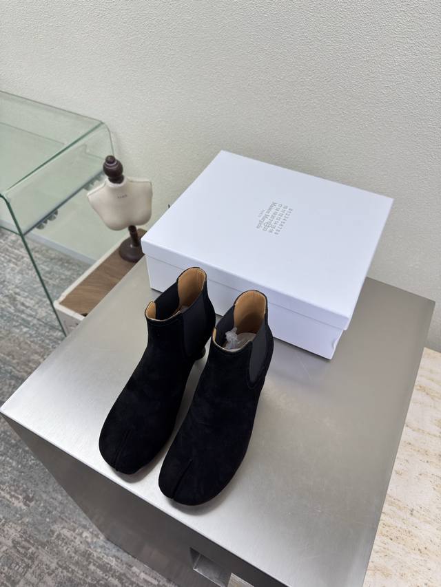 酒杯跟型 分趾松紧靴 一脚蹬 最新小6子 黑色牛反绒皮 内里 孟加拉牛皮里 Maisonmargiela 马吉拉 Mm6 火爆来袭！太香了 靓丽多彩少女感扑面而