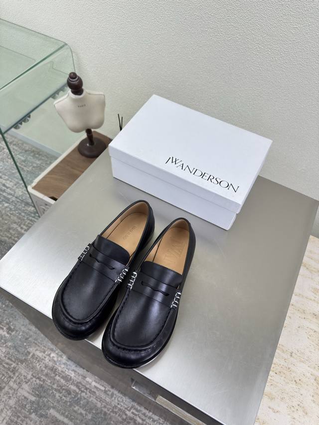 Jw 手工缝制 经典款 款乐福鞋 即可福鞋 J W 设计师品牌 女鞋 黑色&米白牛皮档次满满 防滑大底设计 有着若隐若现的魅力。 元素的加入为精致的鞋体注入更多