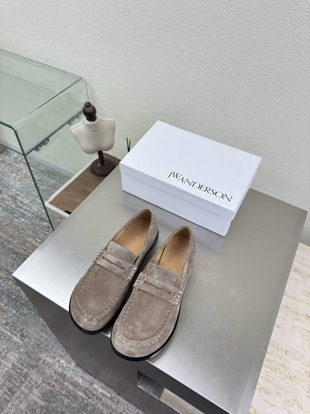 Jw 手工缝制 经典款 款乐福鞋 即可福鞋 J W 设计师品牌 女鞋 驼色 牛反绒皮档次满满 防滑大底设计 有着若隐若现的魅力。 元素的加入为精致的鞋体注入更多