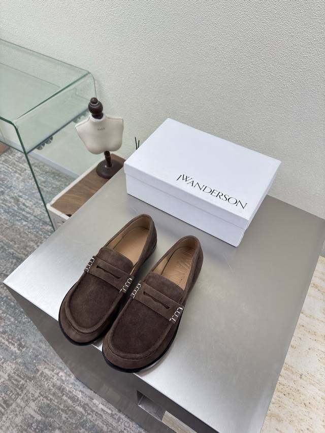 Jw 手工缝制 经典款 款乐福鞋 即可福鞋 J W 设计师品牌 女鞋 咖啡&黑色档次满满 防滑大底设计 有着若隐若现的魅力。 元素的加入为精致的鞋体注入更多反叛