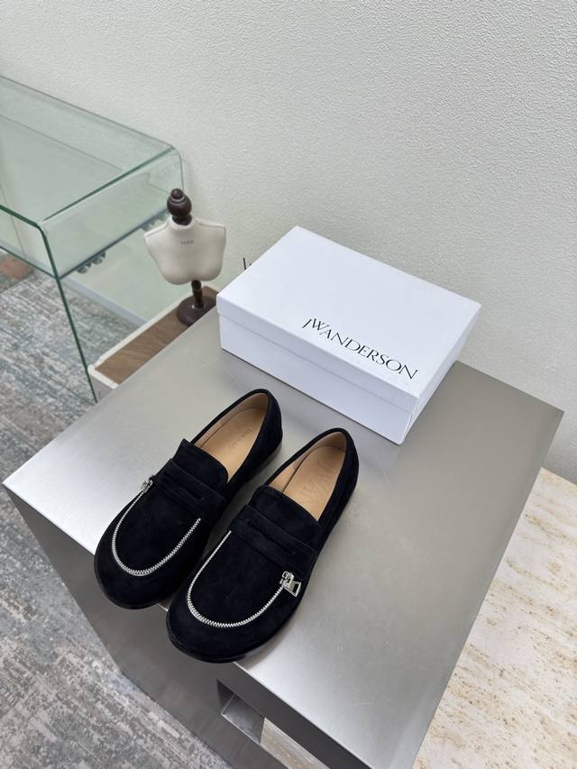 拉链款乐福鞋 即可福鞋 J W 设计师品牌 女鞋 黑色&杏色档次满满 防滑大底设计 有着若隐若现的魅力。 元素的加入为精致的鞋体注入更多反叛和力量，展现出纤薄但