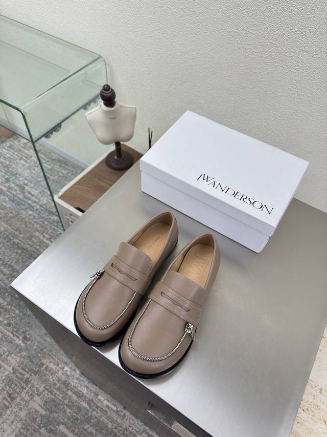 拉链款乐福鞋 即可福鞋 J W 设计师品牌 女鞋 卡其色牛皮 档次满满 防滑大底设计 有着若隐若现的魅力。 元素的加入为精致的鞋体注入更多反叛和力量，展现出纤薄