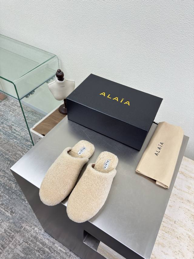 拖鞋 羊羔毛鞋面 舒适温暖 Alaia 来自巴黎 一见倾心 米色 阿莱娅还有另外性感的一面 配上不同款式，不同风格都能轻松驾驭，无论牛仔裤，西装裤，还是百褶裙，