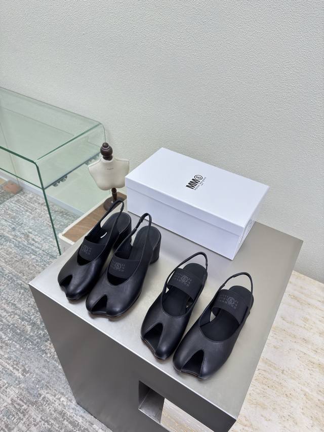 苹果头鱼嘴松紧Logo 玛丽珍 最新小6子 中跟7Cm 平底1Cm 黑色 内里 孟加拉牛皮里 Maisonmargiela 马吉拉 Mm6 火爆来袭！太香了 靓