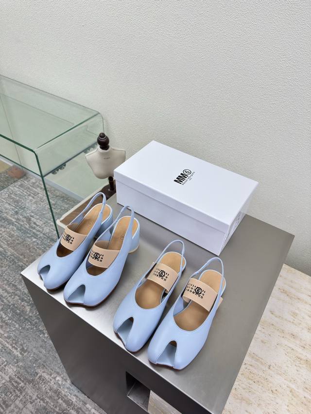 苹果头鱼嘴松紧Logo 玛丽珍 最新小6子 中跟7Cm 平底1Cm 淡蓝色 内里 孟加拉牛皮里 Maisonmargiela 马吉拉 Mm6 火爆来袭！太香了