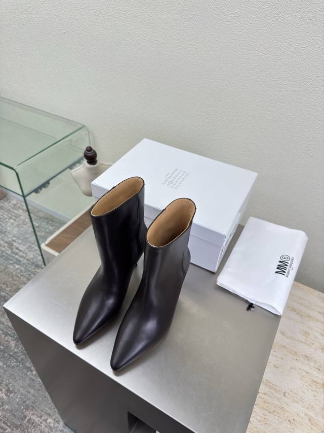 短靴尖头一脚蹬 最新小6子 咖啡色小牛皮 内里 孟加拉牛皮里 Maisonmargiela 马吉拉 Mm6 火爆来袭！太香了 靓丽多彩少女感扑面而来！ 不容错过