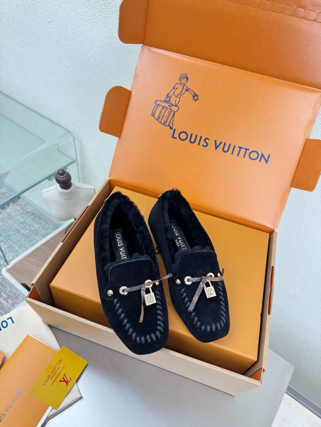 25 羊毛里 平底单鞋 印花Logo 手工缝制 高丝光牛反绒皮 进口羊羔毛拖鞋 L驴超高性价比 包装 高品质 无瑕疵 3种配色 黑色 Logo Lv 打造 使得