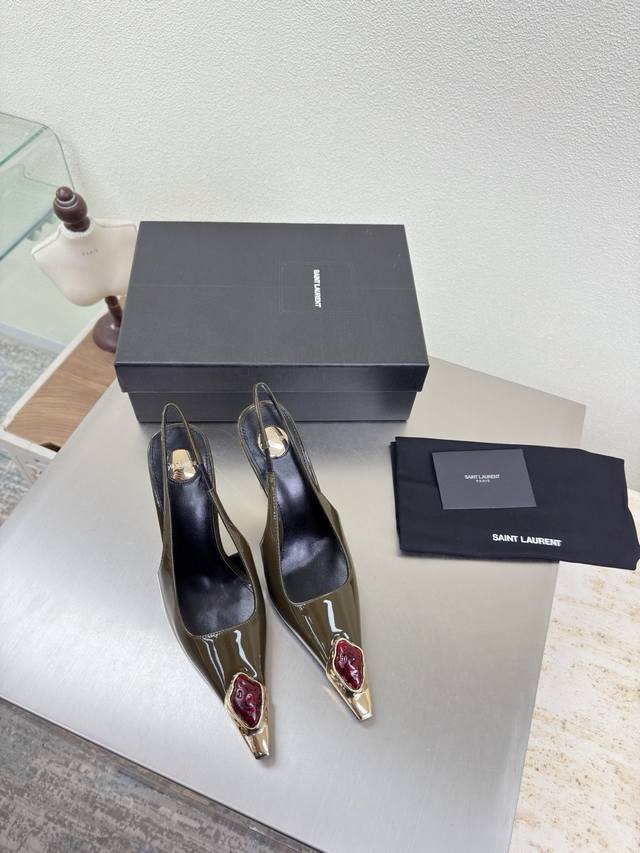 Ysl 宝石系列 后空高跟鞋 10.5 Cm 跟高 Yvette Saint Laurent圣罗兰Logo 精致高跟 橄榄绿色 小牛漆皮 搭配 红色宝石 最懂女
