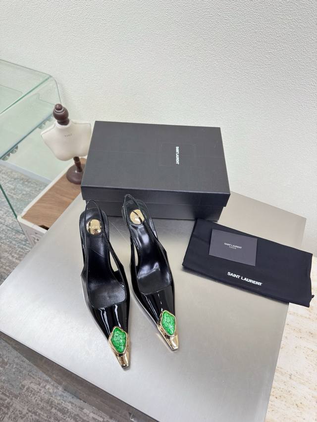 Ysl 宝石系列 后空高跟鞋 10.5 Cm 跟高 Yvette Saint Laurent圣罗兰Logo 精致高跟 黑色小牛漆皮 搭配 绿色宝石 最懂女人心的