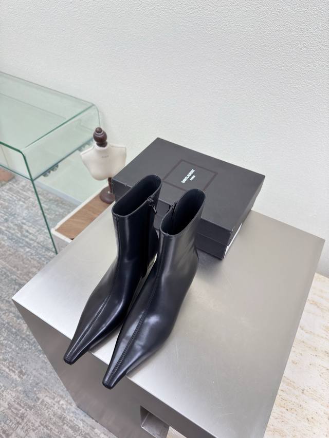 内涵金属Logo Ysl 4 Cm 跟高 Yvette Saint Laurent圣罗兰Logo 精致高跟 黑色小牛皮 麂皮 最懂女人心的杨树林 无死角的美鞋