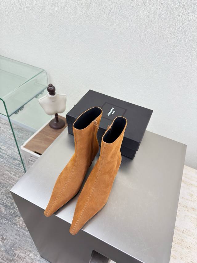 内涵金属Logo Ysl 4 Cm 跟高 Yvette Saint Laurent圣罗兰Logo 精致高跟 棕色牛反绒 麂皮 最懂女人心的杨树林 无死角的美鞋