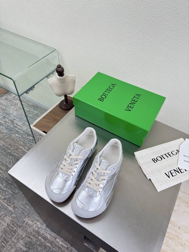 银色 Bv Orbit Flash 运动鞋 情侣款老爹鞋 银色金属羊皮高丝光牛反绒皮 原版鞋购入 对色 Runner运动鞋， 小羊皮内里 搭配几何图案设计Tpu