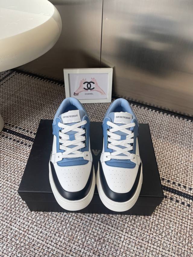 Armani 阿玛尼 秋冬季新款 休闲 男款 小白鞋 主推爆款 世界著名奢侈品牌，高端系列运动休闲男鞋，以经典的设计成为永不落幕的时尚宠儿，经典的休闲造型 采用