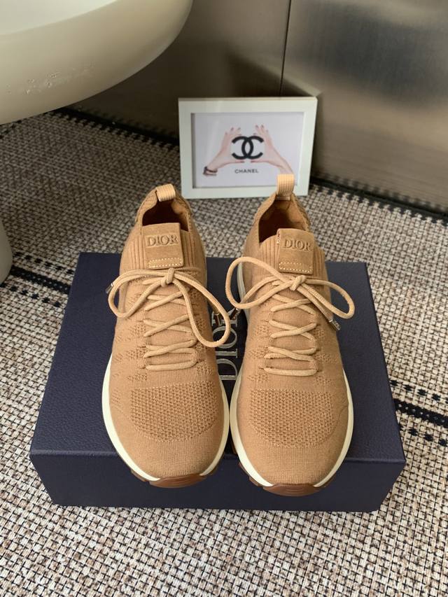 Dior 迪奥 最新款 男士飞织休闲 运动鞋 B80男士运动鞋采用一体式无缝针织工艺 透气舒适 细节满分寸 厚底设计带来缓震效果 白色橡胶外底搭配深色鞋面 简约