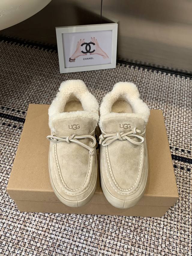 Ugg雪地靴 秋冬最款新 毛毛鞋 秋冬必备毛毛鞋 真羊毛上脚超暖和 一款不会撞衫的鞋子 简约的隔板设计 细节处Logo点缀高级感满满 无论什么裤子裙子都能驾驭