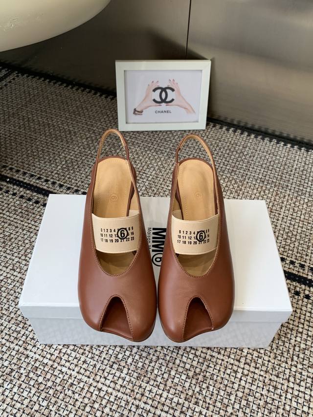 Mm6 马吉拉 26Ss春夏新品 玛丽珍 芭蕾舞鞋 鱼嘴凉鞋 舒适度不用说 肯定会很舒服的 廓形 独具匠心的设计和对比材质的拼贴均是 Mm6 Maison Ma