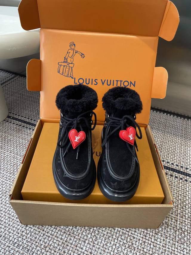 Louis Vuitton 路易威登 25新品滑雪系列 雪地靴 配饰60 以绒面牛皮革呈现丝绒质感 搭配柔暖羊毛皮内衬 鞋面的 字母缝线和可调节鞋带的铭纹搭扣共