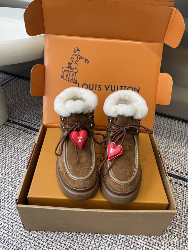 Louis Vuitton 路易威登 25新品滑雪系列 雪地靴 配饰60 以绒面牛皮革呈现丝绒质感 搭配柔暖羊毛皮内衬 鞋面的 字母缝线和可调节鞋带的铭纹搭扣共