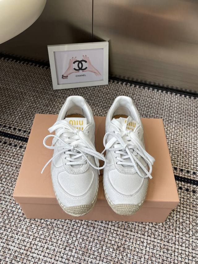 Miu Miu 25Ss 秋冬新款 编织麻绳渔夫鞋 最新走秀系列 经典升级 舒适度与时髦度并存 每个颜色搭配都好看设计搭配不同风格需求 鞋面高丝光胎牛绒 拉菲草