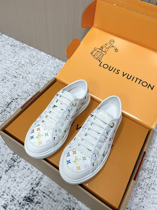 顶级版本： Lv 26C New Arrival～ 一上市就熱銷爆賣新鞋款 Lagoon Sneaker 採用Monogram牛仔布製作，展現經典風格，散發淡淡