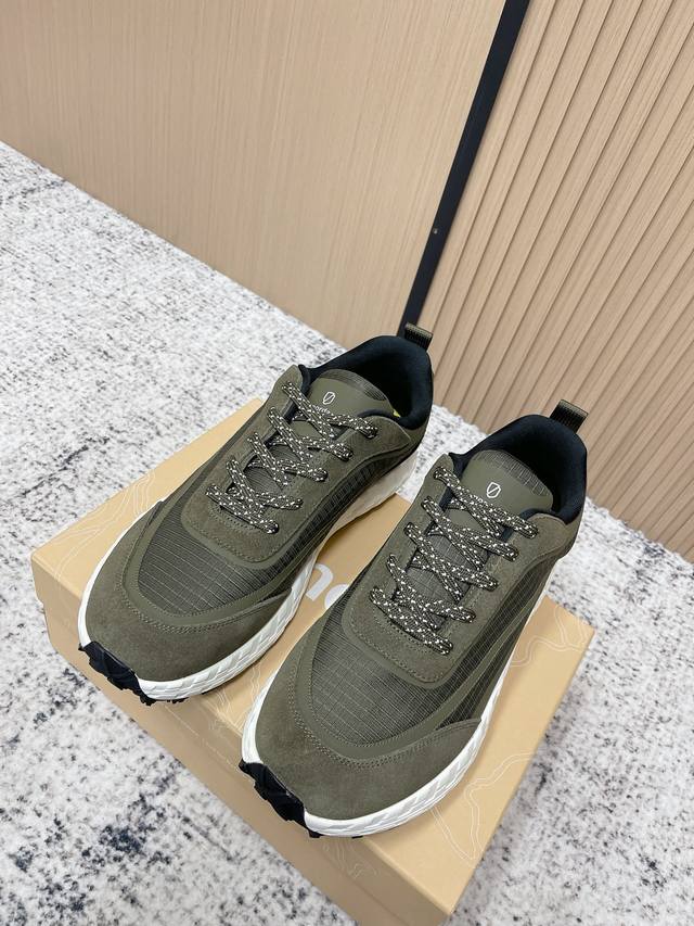 顶级版本： 男码 杰尼亚 ×Norda 低帮防泼水运动跑鞋将可回收材料融入设计，从而让跑鞋性能和可持续性的完美结合得到验证。无缝鞋面搭配 Vibram 鞋底，提