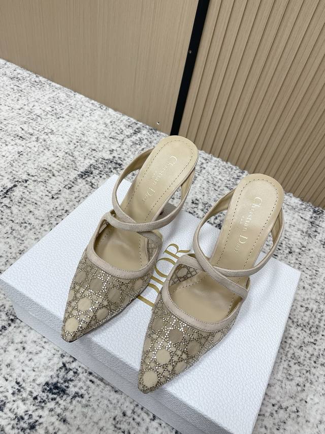 代购级： Dior Cd迪奥25Ss春夏Capture璀璨星河系列新品 尖头烫钻交叉带凉拖鞋 网纱鞋面 搭配经典藤格纹水钻 Blingbling地闪耀，太美啦，