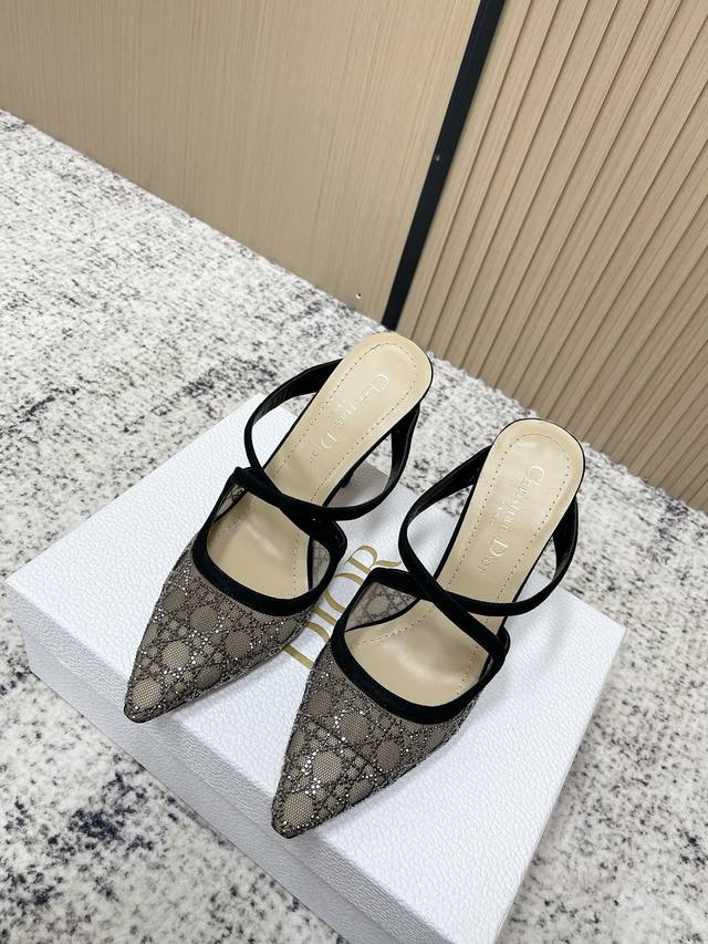 代购级： Dior Cd迪奥25Ss春夏Capture璀璨星河系列新品 尖头烫钻交叉带凉拖鞋 网纱鞋面 搭配经典藤格纹水钻 Blingbling地闪耀，太美啦，