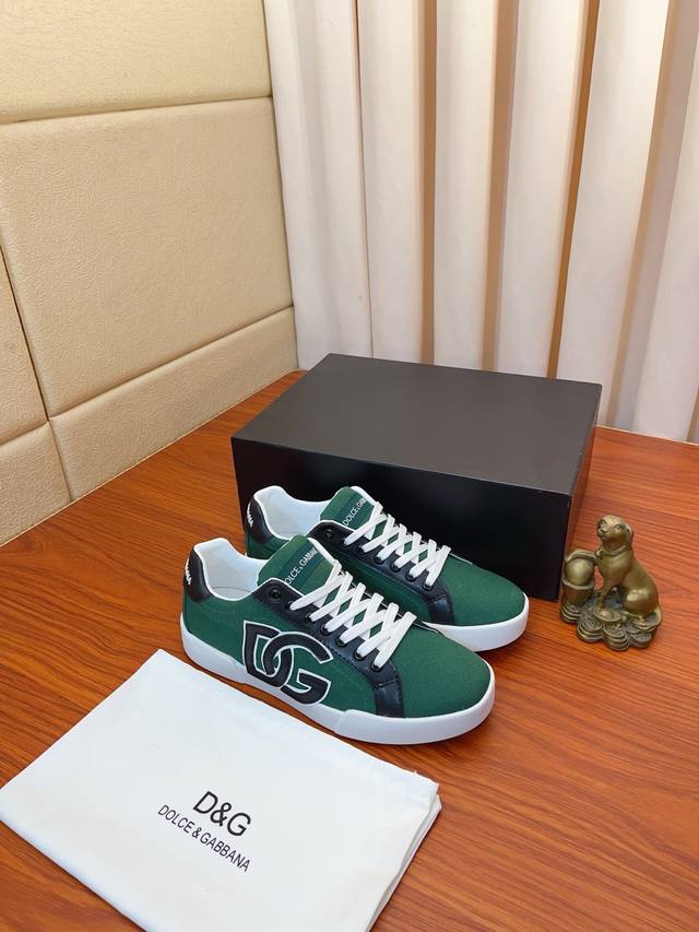 价： Dg 最新官网休闲男鞋原单品质进口牛皮羊里 论材料做工完胜市场所有版本最高品质出货 实物拍摄，面料进口凸显品牌独特魅力鞋带也是原版定制经典系带款鞋 上脚十