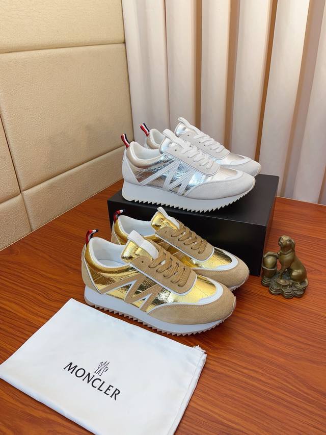 价： Moncler 蒙口、官网同款 高品质男鞋 材料：定制小牛皮 网布透气内里真皮鞋垫 原版开模防滑大底款式类型：男士休闲运动鞋 系带款男鞋系列 欧美潮流风格