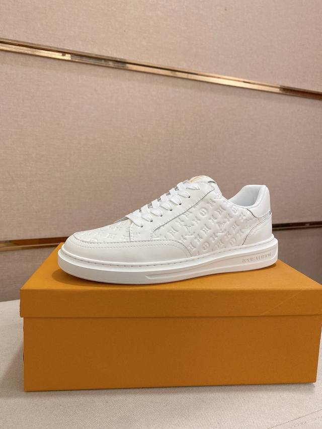 工厂P价 Lv 路易威登。最新潮鞋休闲鞋实体店爆款38-44码。 新品春夏季舒适进口定制原版牛皮，独特提花面料元素设计。搭配羊皮内里，Lv原版底， 高端包装高品